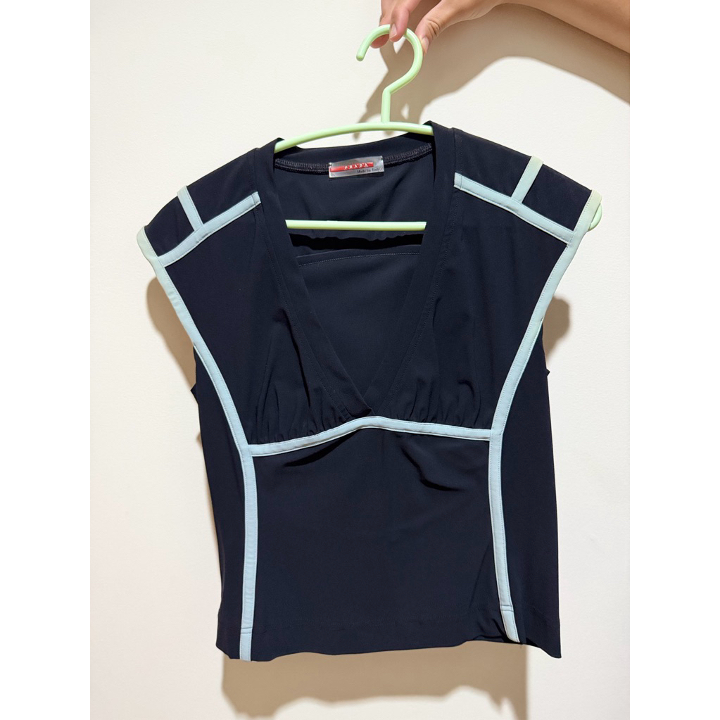 เสื้อ Prada สีดำ มือสอง