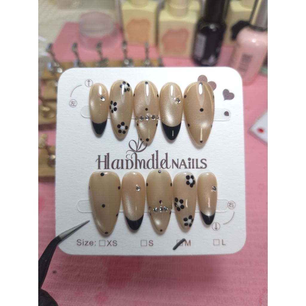 เล็บเจลแท้6 นู้ดทองลูกแก้ว ตัดสีดำ ประดับอะไหล่เพชร