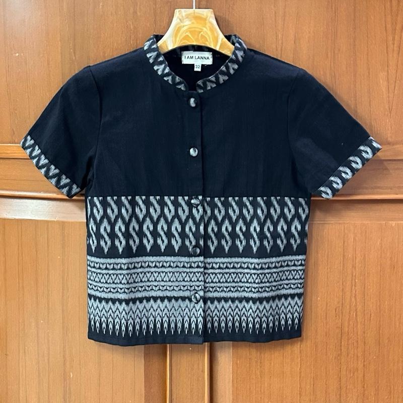 เสื้อคอจีนแขนสั้น แต่งทูโทนลายขอดำ