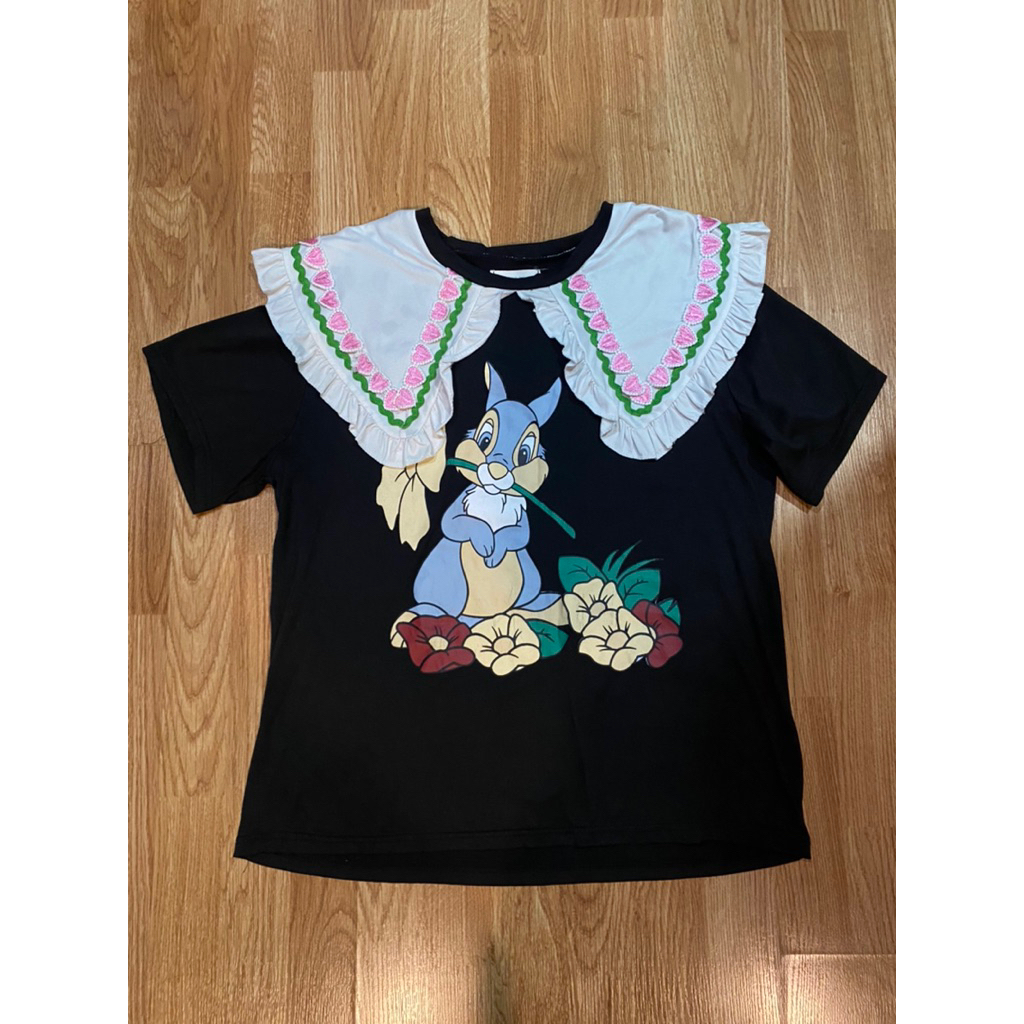 *ตำหนิสกรีนแตกเล็กน้อยตามภาพ เสื้อยืดแขนสั้นคอกลมแต่งปกคอบัวปักลายน่ารัก ป้าย Mothing house อก 42 คว