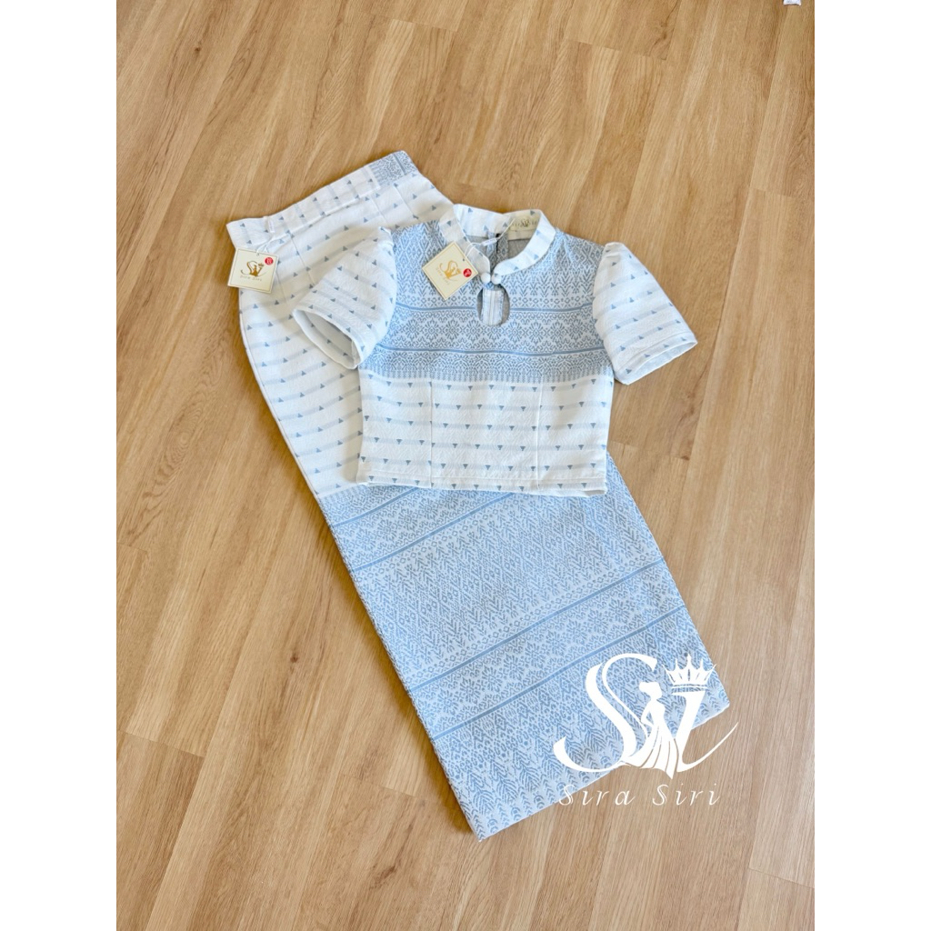 New Collection SIRA SIRI ชุดผ้าทอ สีขาวฟ้า เสื้อคอวี แต่งโบว์ตรงไหล่ แมทช์กับผ้าถุงสำเร็จรูปทอลาย เซทนี้น่ารักสุดๆ
