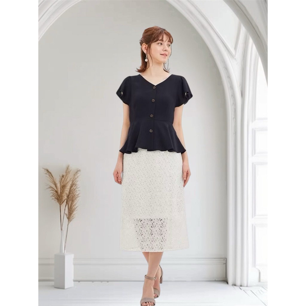 SK322 กระโปรงลูกไม้ GU สีขาวงาช้าง ไซส์ L เอว27“สพ38“ยาว30”ลูกไม้สวยมาก