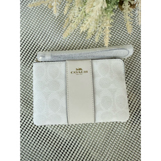 🤍🤍 Coach แท้ 💯% Corner Zip Wristlet In Signature Canvas  สี …