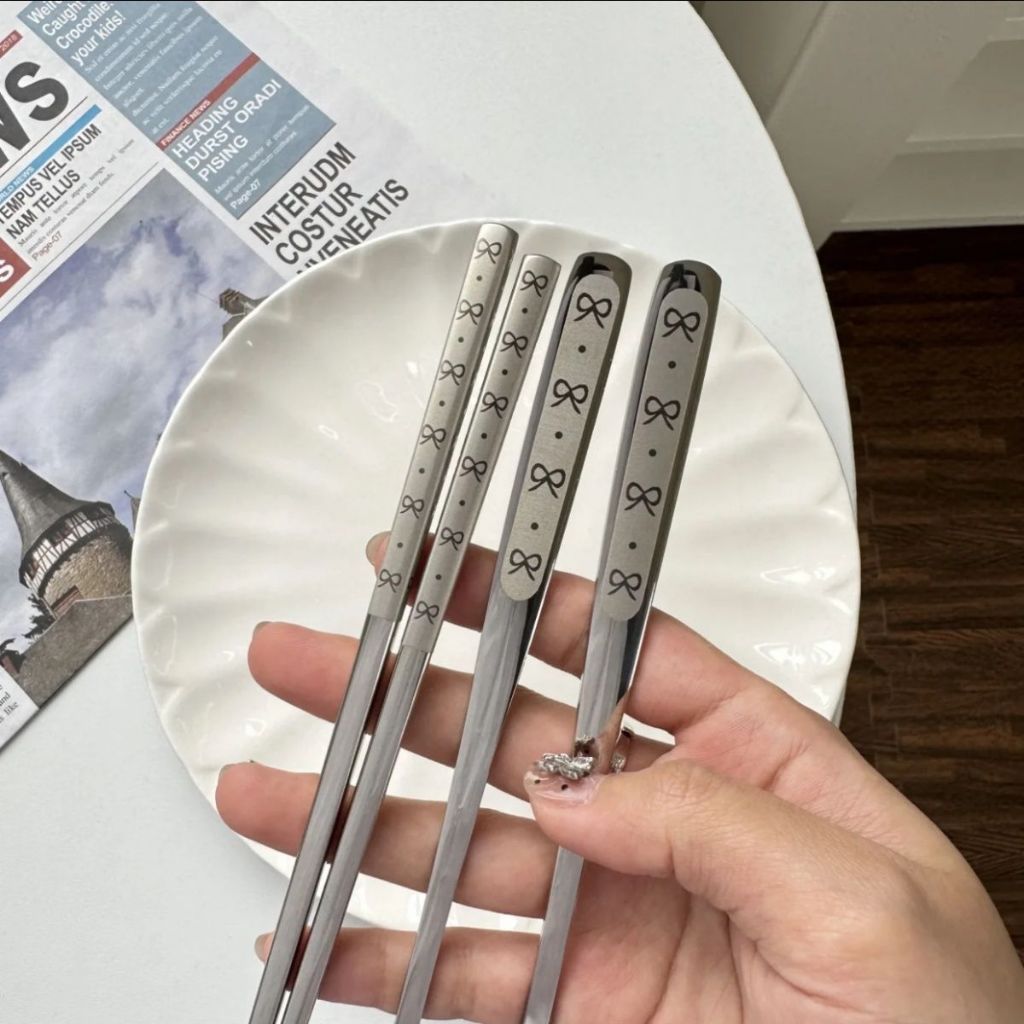 ชุดช้อนส้อมพกพา สแตนเลส 3 ชิ้น ลายโบว์ พร้อมกล่องใส่ ช้อนส้อมตะเกียบ หนา แข็งแรง สไตล์เกาหลี🎀 - รูปที่ 2