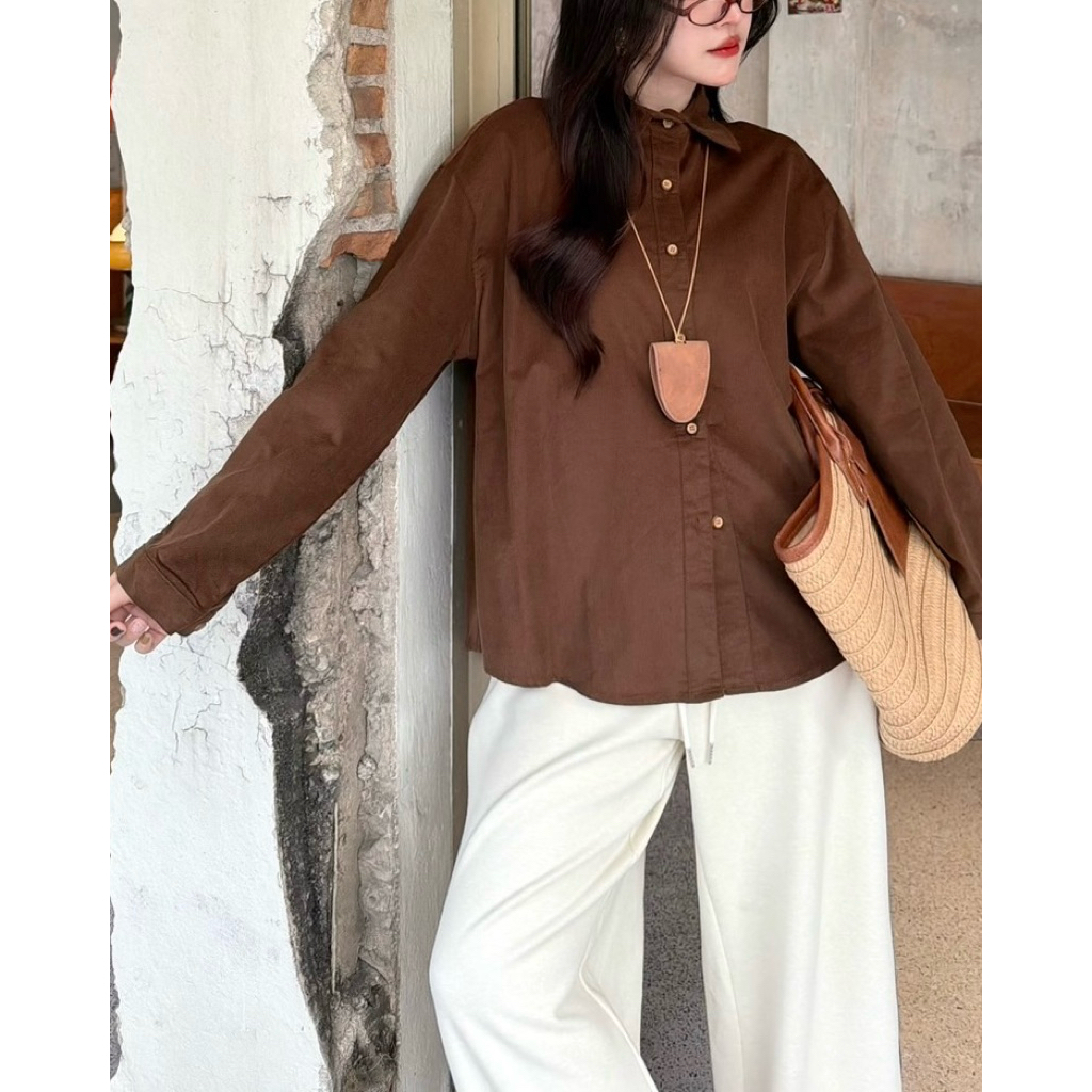 PLOYNAPAS - เสื้อเชิ้ตแขนยาวผ้าลูกฟูกกำมะหยี่ ดีเทลกระดุมเสื้อเป็นสีไม้ตัดกับเสื้อ#2521