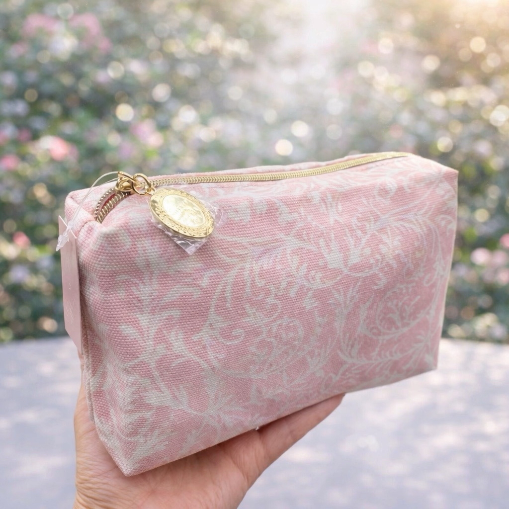 กระเป๋าเครื่องสำอางเอสเต้ ของแท้100% สีชมพูนมพาสเทลตัดลายสีขาวน่ารัก มีโลโก้ที่ซิปสีทอง มือหนึ่ง พร้อมส่งค่ะ💗💗 - รูปที่ 2
