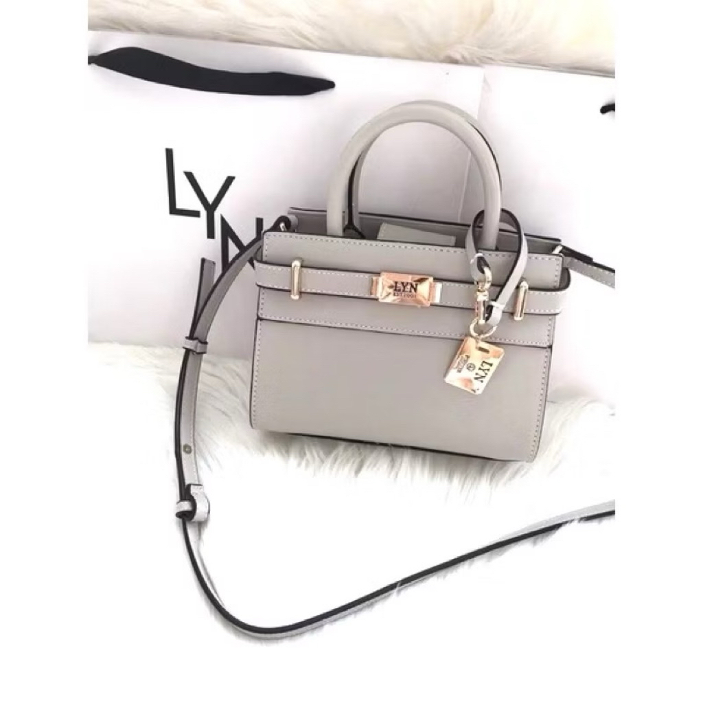 พร้อมส่ง        กระเป๋าหน้าเคลลี่​ ทรงถือ+สะพายข้างสายหนัง​ พร้อมแท็กห้อย,89 ราคา ถูกที่สุด ดีลบีเคเค แกลเลอรีภาพที่ 4