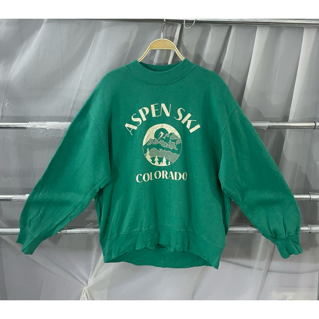 รหัส 168 เสื้อสเวตเชิ้ตในภาพเป็นเสื้อสเวตเชิ้ตคอกลม Aspen Ski Colorado สีเขียว จากแบรนด์ GU