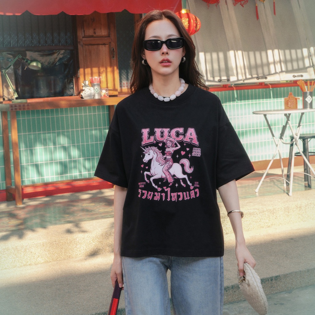 LUCA STUDIO_Luca Lucky Tee01 - เสื้อยืดคอตต้อนแขนสั้นOversizeทรงBoxy สีดำ ดีไซน์คอกลม สกรีนลาย รวยม้