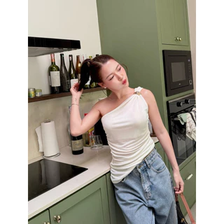 M07- เสื้อสายเดี่ยวไหล่เฉียงอะไหล่ทองรุ่น Rose Ring Top – ทรงเข้ารูป ผ้าเนียน ไม่บาง