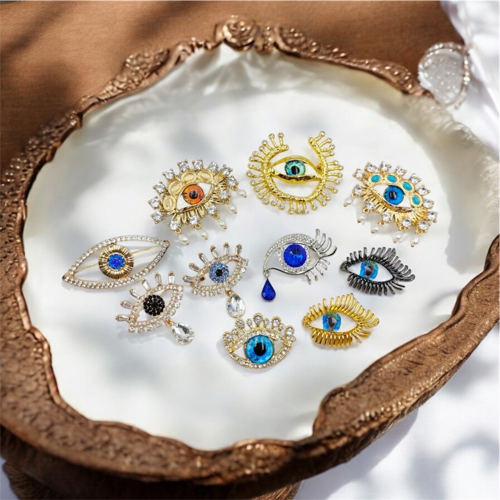 เข็มกลัด "ดวงตาปีศาจ" หรือ "Evil Eye" เครื่องรางที่เชื่อว่ามีพลังในการป้องกันภัยและปัดเป่าสิ่งชั่วร้าย APS14