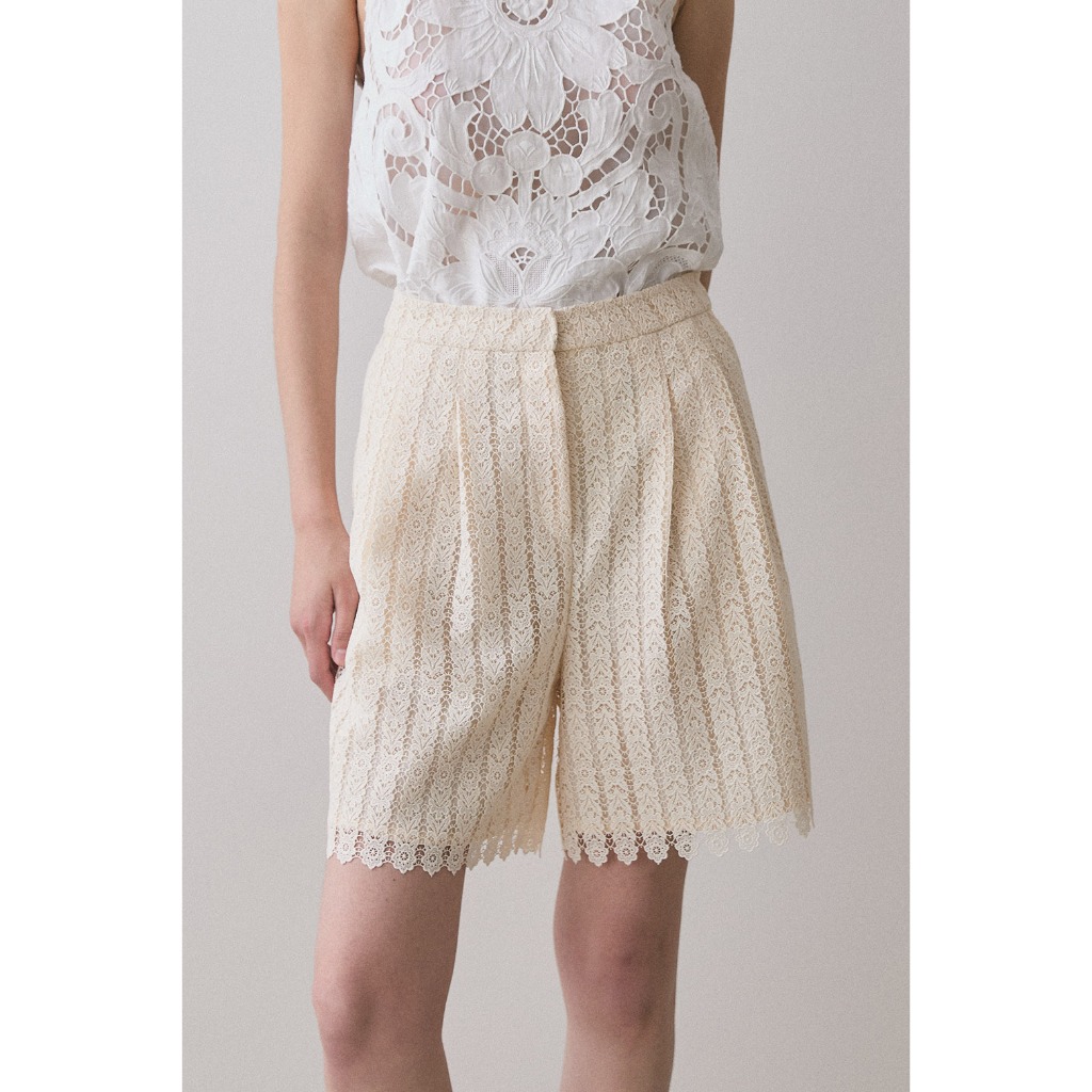 (พร้อมส่ง)  Perana กางเกงขาสั้นลูกไม้ Vivian Shorts (สีครีม Cream )