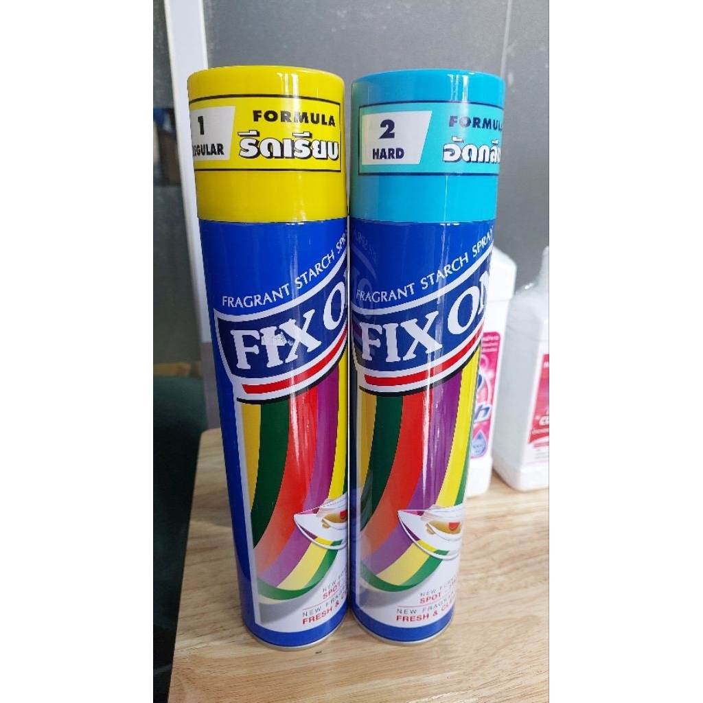 สเปรย์อัดกลีบ ฝาสีฟ้า และสเปรย์รีดผ้าเรียบ ฝาสีเหลือง fix on ตัวจบของการรีดผ้า