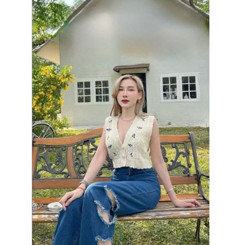 𝐔𝐬𝐞𝐝 ‼️เสื้อไหมพรม+กางเกงยีนส์ขากระบอกกลางฉลุด้านข้าง Sz.M (เอว27-28) ป้ายValley Girl จากร้าน Jidapa