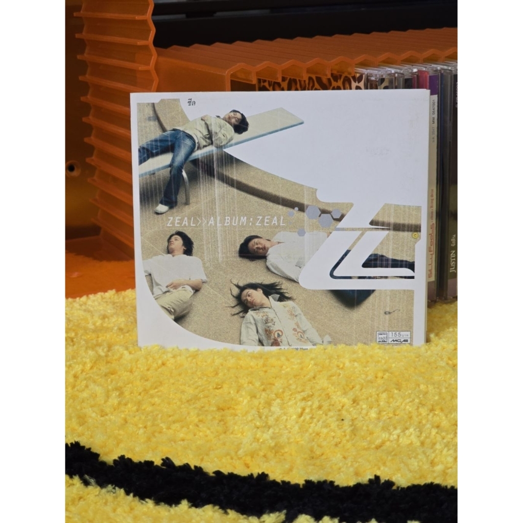 Zeal - Zeal (ชุดแรก) อัลบั้มเปิดตัววงร็อกฝีมือพระกาฬ เพลง "เหวี่ยง", "สองรัก" แผ่นนี้เริ่มหายากและเป