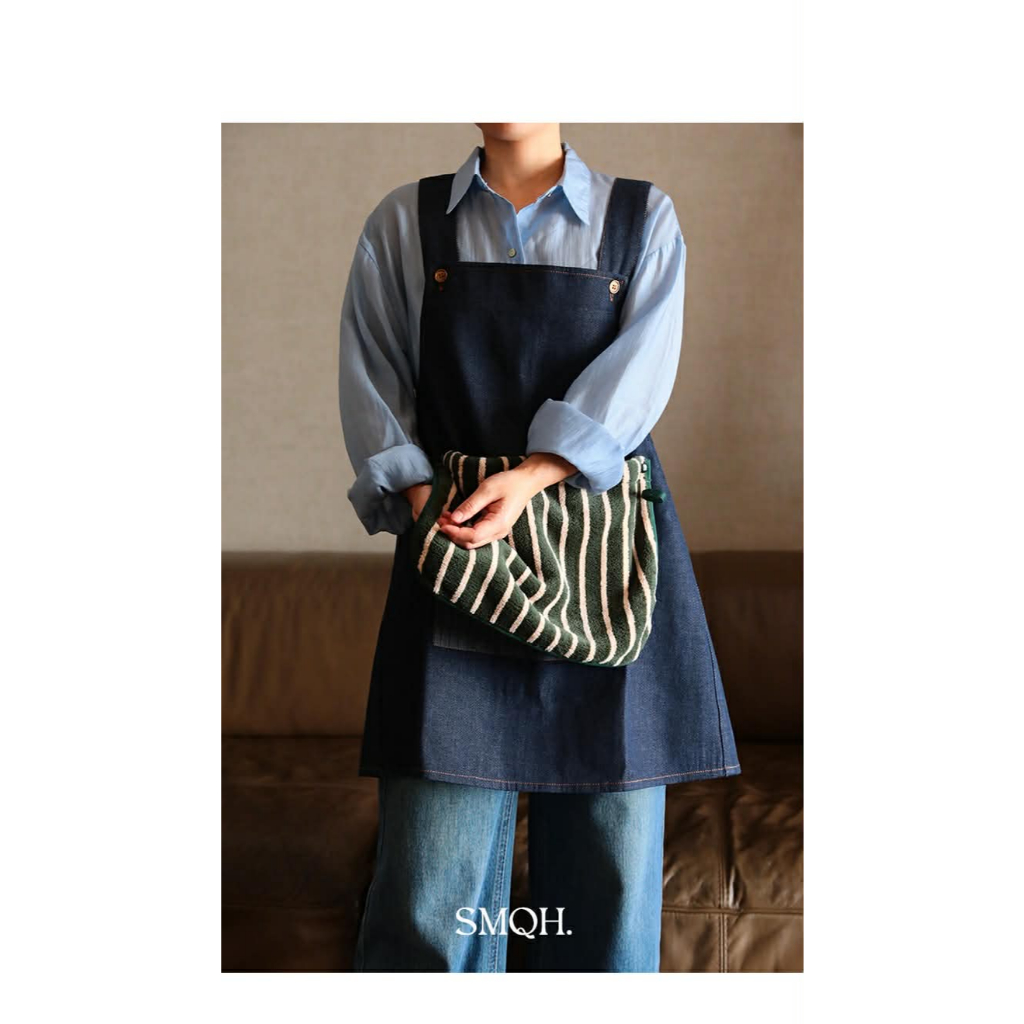 เอี๊ยมกันเปื้อนยีนส์แบบใหม่มาพร้อมผ้าเช็ดมือแถมฟรีเข้าชุด มีกระเป๋าหน้า ออกแบบมาเป็นทรงสวมผูกหลัง ผ้าเช็ดมือถอดซักได้