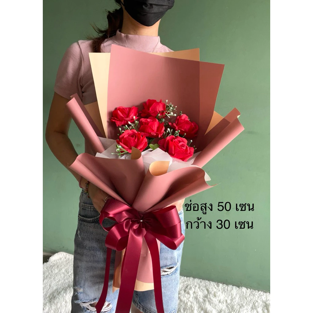 ช่อกุหลาบรุ่นโรสซี่ **มีหลายแบบ หลายสี** ช่อกุหลาบขนาดดอก 5-6 เซนสูง 55 กว้าง 30 เซน ปัจฉิม รับปริญญา วันเกิด