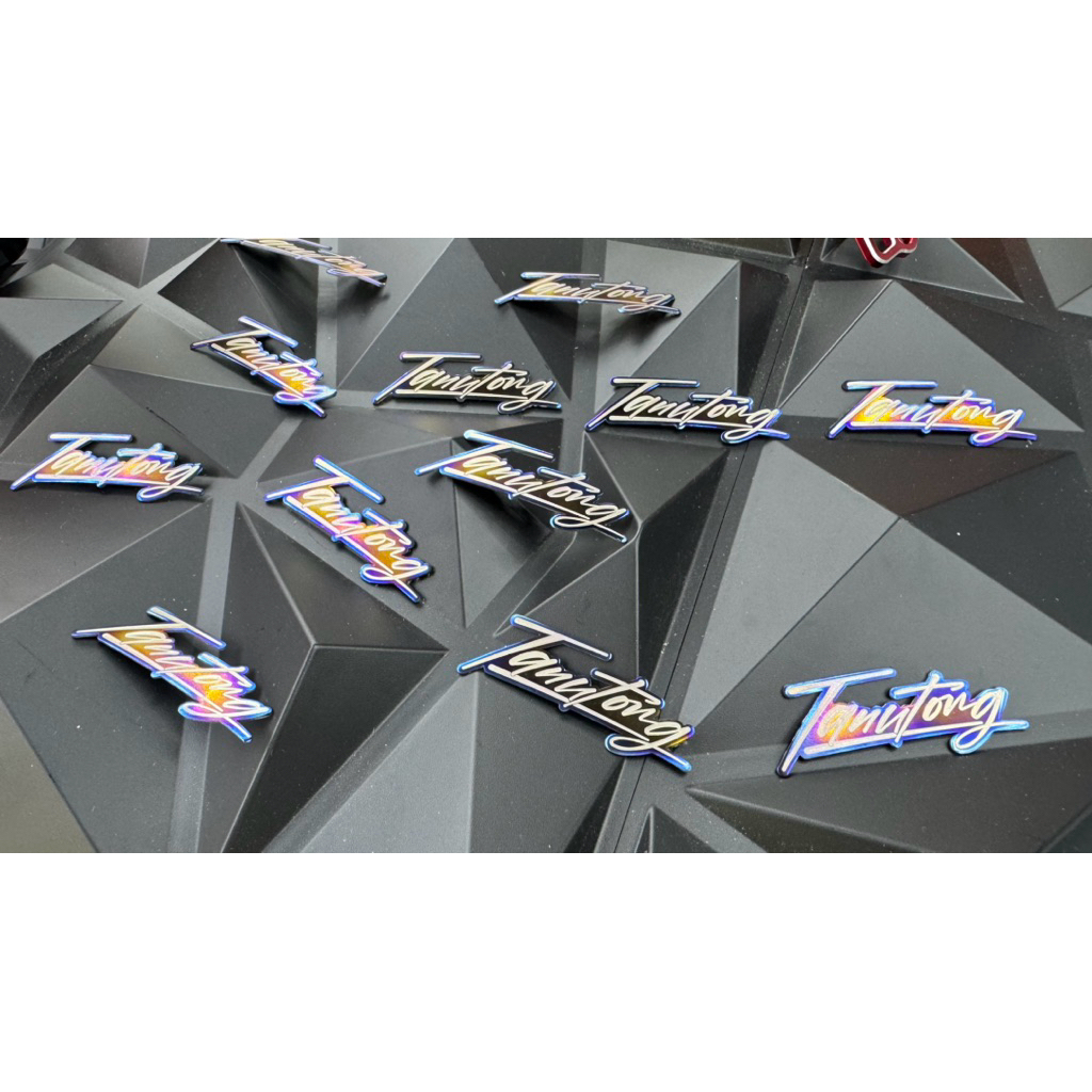 โลโก้ลายเซ็นไทเทเนียมเเท้ TANUTONG ยาว 70 มิล สูง 20 มิล