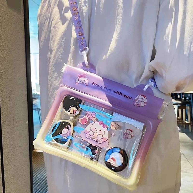 กระเป๋ากันน้ำ ซองมือถือกันน้ำ pad  เล่นน้ำสงกรานต์ ปรับสายคล้องถ่ายรูปทัสกรีนได้  ลายน่ารัก มีสายคล้องคอ