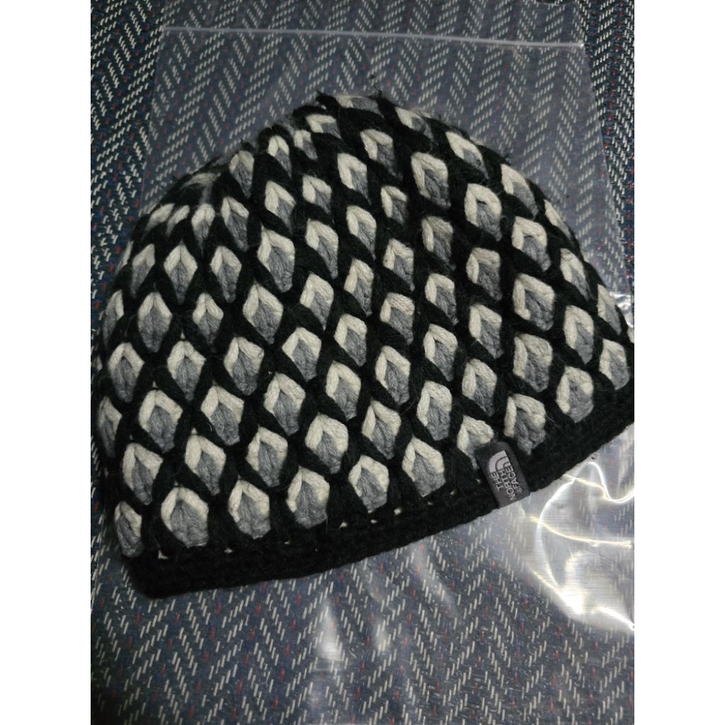 หมวกไหมพรม The north face มือ 2 one size ขนเริ่มหลุดยุ่งๆ ขอท่านที่เข้าใจสภาพ