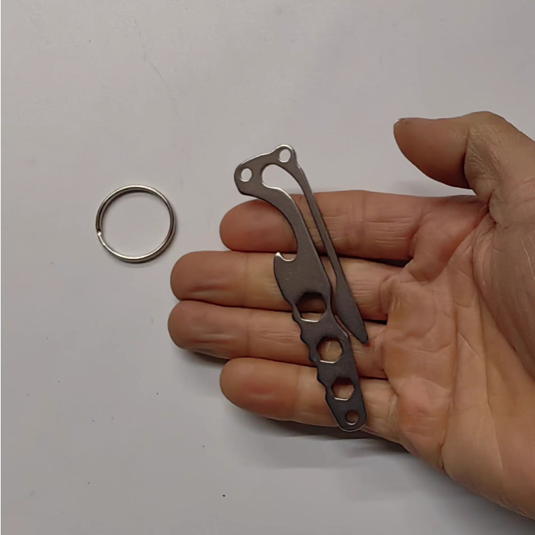 🇨🇳 [พร้อมส่ง] EDC Multitool คลิปเหน็บเข็มขัดสแตนเลสแท้ พวงกุญแจสารพัดประโยชน์ 5-in-1 เปิดขวด/ประแจ/คล้องกระเป๋า Backpack