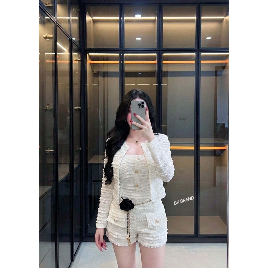 Phapassz - งานเซต4ชิ้น เกาะอกกระดุมหน้าเสื้อคลุม แถมเข็มขัดสุดเก๋ติดดอกคามิ กางเกงขาสั้นแต่งกระเป๋า #bk