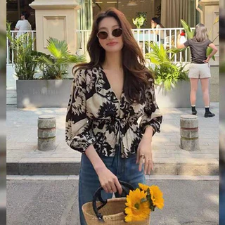 Red Berry เสื้อเชิ้ตแขนยาวคอวีพิมพ์ลายสำหรับผู้หญิงในฤดูใบไม้ร่วง สไตล์ลำลอง มีสายผูกเอวด้านหน้า W698