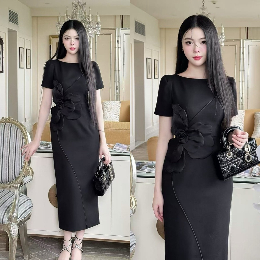 TC ชุดเดรสสีดำ แขนสั้นคอกลม แต่งดอกไม้ใหญ่ช่วงเอวกระโปรงยาวทรงสอบ แต่งผ้าหลัง