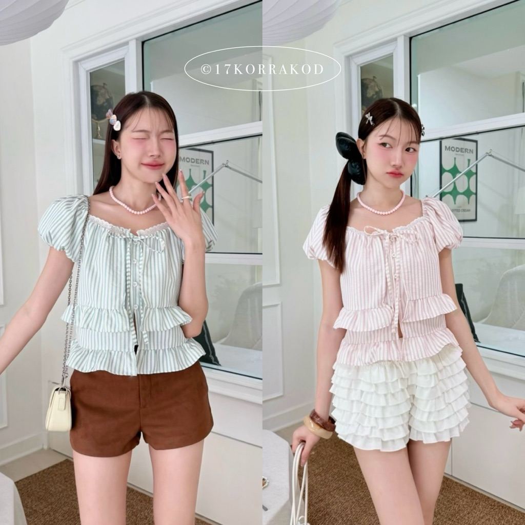 เสื้อแขนพองตุ๊กตาระบายสองชั้นแต่งลูกไม้รอบอก ดีเทลกระดุมดอกไม้ใช้งานได้จริง (Tothemoon) – โปรปัง
