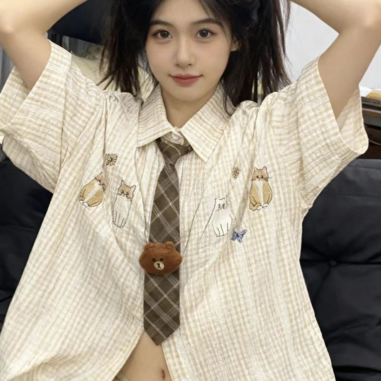 fashiongirl1688 เสื้อเชิ้ต แขนสั้น ลายสก๊อต แถมเนคไท+เข็มกลัดหมีสุดน่ารัก แมทช์ง่าย ใส่ได้ทุกสไตส์ ราคาถูก Shopee Lazada