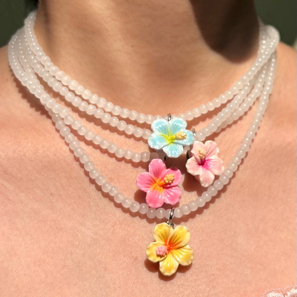 Piing me Necklace | สร้อยคอลูกปัดหยกเทียมสีขาวขุ่นๆพร้อมจี้ดอกชบาไซส์เล็ก ราคา ถูกที่สุด ดีลบีเคเค แกลเลอรีภาพที่ 3