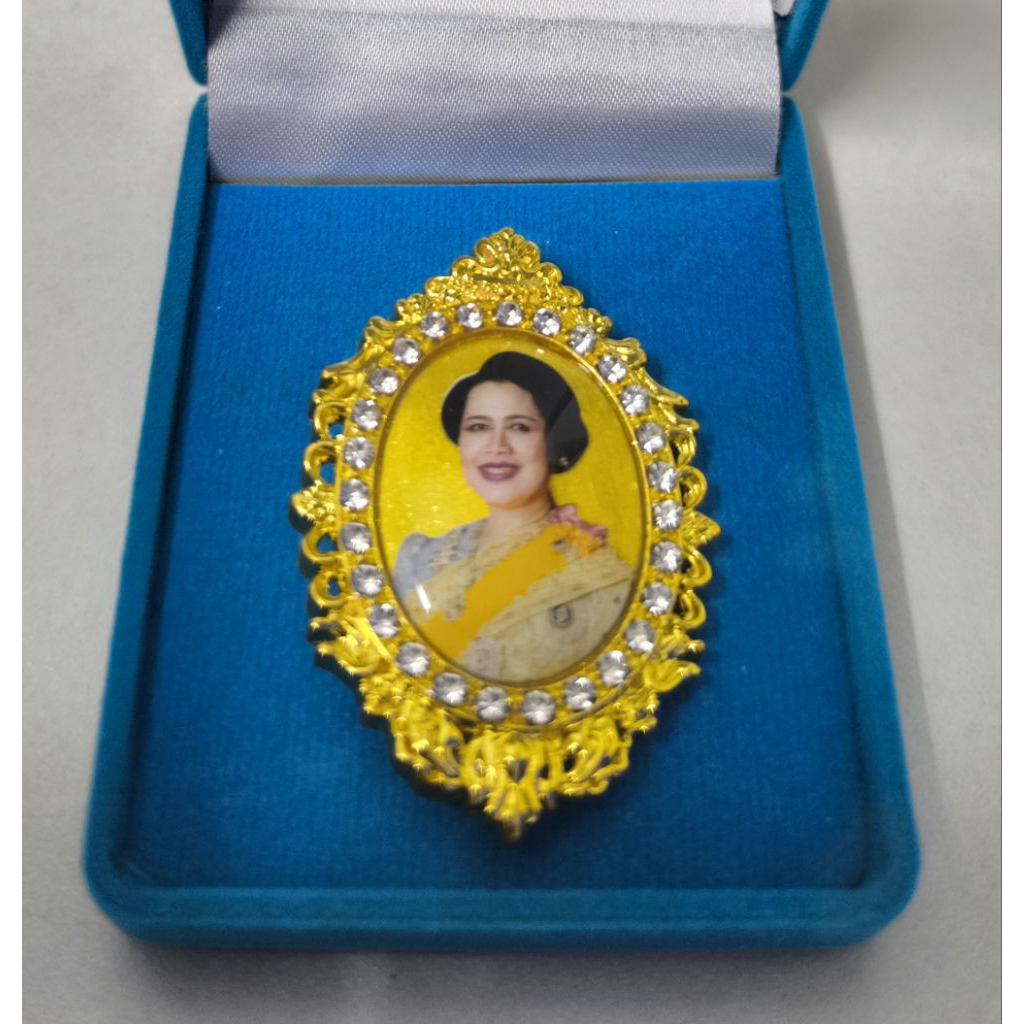เข็มกลัดล้อมเพชร (พื้นหลังสีทอง) พระบรมฉายาลักษณ์ พระพันปีหลวง #พร้อมกล่อง#