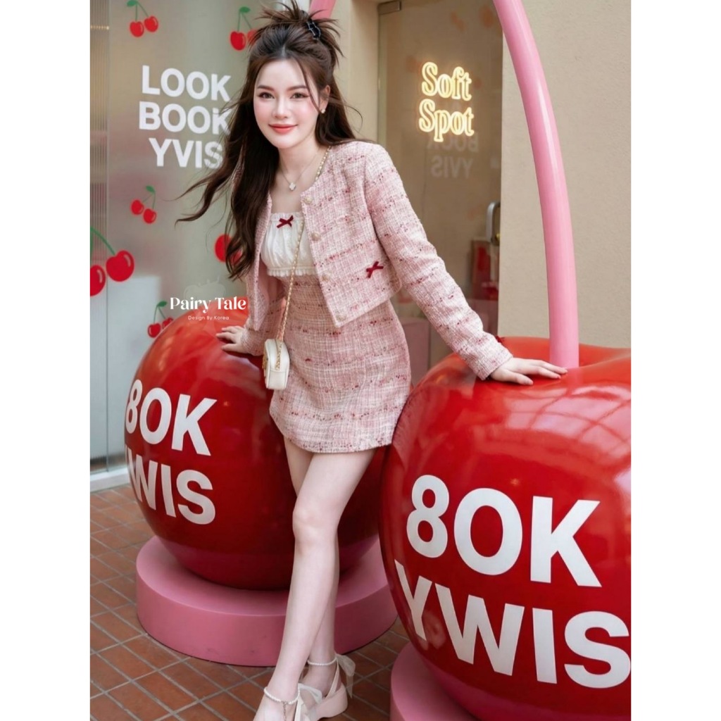 [PAIRY TALE] เดรสทวิวแขนกุดตัดต่อผ้าลูกไม้สีขาว แมตเสื้อคลุมแขนยาวติดโบว์แดง รุ่นนี้ผ้าทวิสสีชมพูแดง - รูปที่ 4