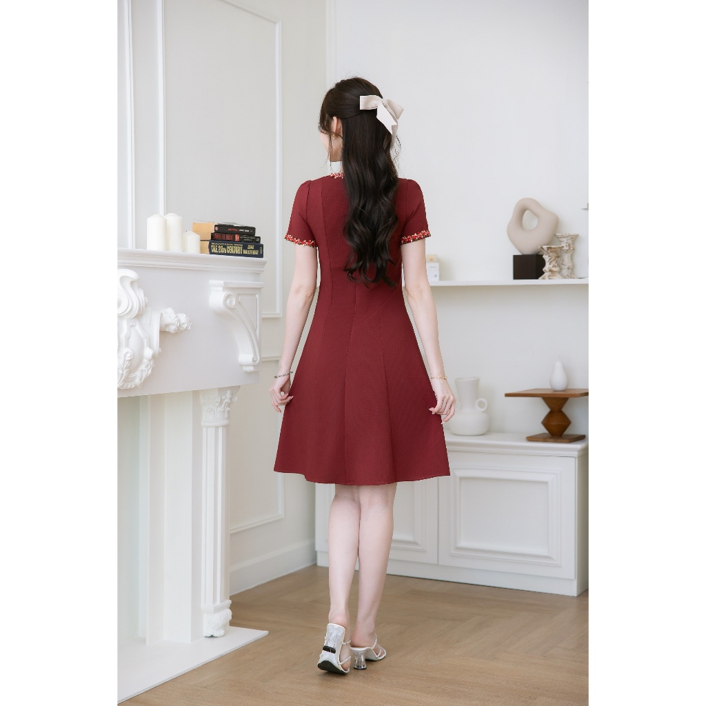 เดรสผ้าพื้นมีเทคเจอร์ตาราง ผ้าสวยมีน้ำหนัก เป็นแพทเทิร์นเรียบง่าย มีดีเทลแต่งดอกไม้ปักเส้นรอบคอ ปลายแขน ดีเทลกระเป๋าเล็ก - รูปที่ 4