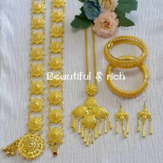 เครื่องประดับชุดไทยเป็นชุดสีทอง สร้อยคอพร้อมต่างหูเจาะ เข็มข…