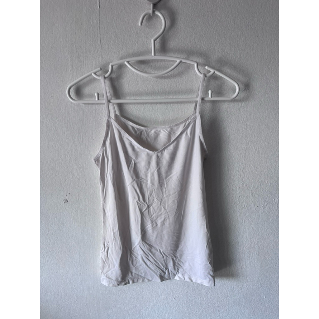 เสื้อกล้าม สายเดี่ยว คอวี สีขาว Uniqlo Airism M อก32++ ยาว24 มือสองสภาพมีตำหนิขาดรูปลายเสื้อด้านหลัง