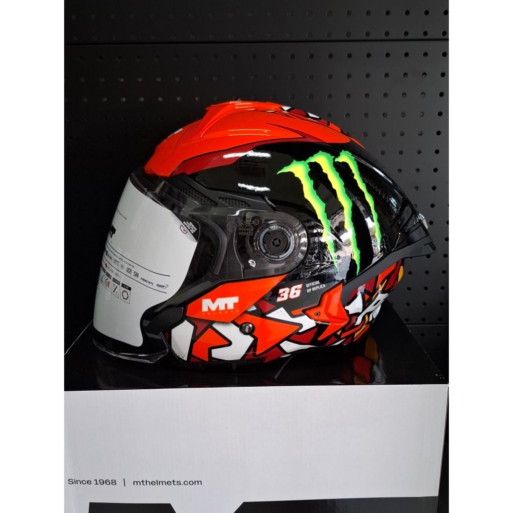 MT Cosmo SV PIQUERES MONSTER Logo หมวกกันน็อค