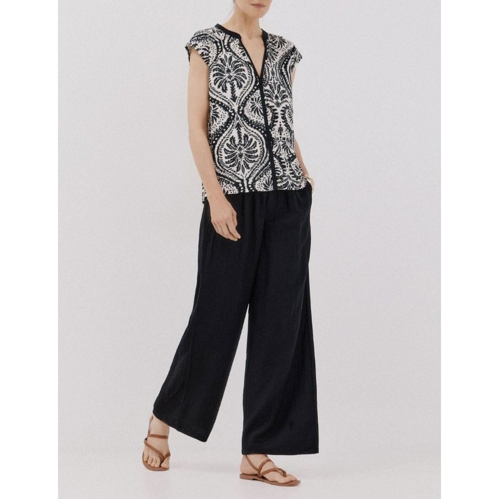 Corte...  เสื้อแขนล้ำ คอวี แต่งเส้นตัดลาย ผ้า poly ผสม spandex มีน้ำหนัก ยืดหยุ่น ทิ้งตัว พิมพ์ลายสีดำ