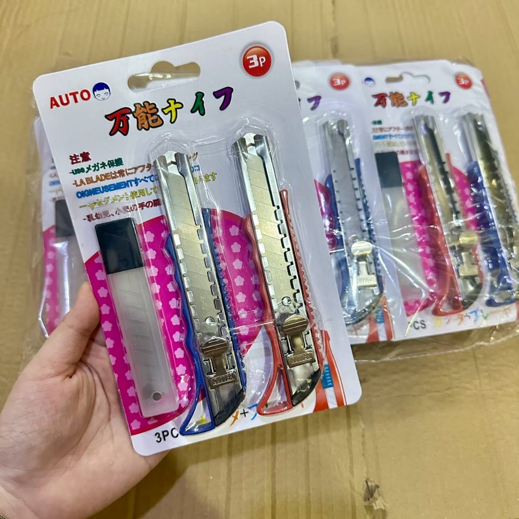 คัตเตอร์พร้อมใบมีดใหญ่ 1แผงมี3ชิ้น ขายยกโหล 12 แผง