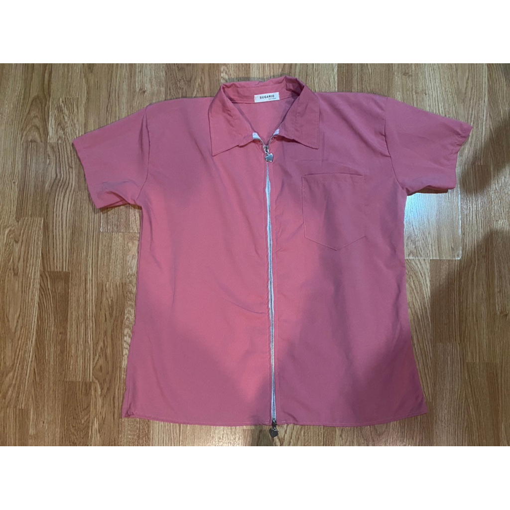 เสื้อเชิ๊ตแขนสั้นซิปหน้าสีชมพูทูเวย์ งานป้าย Sugario อก 44-46 ความยาว 27