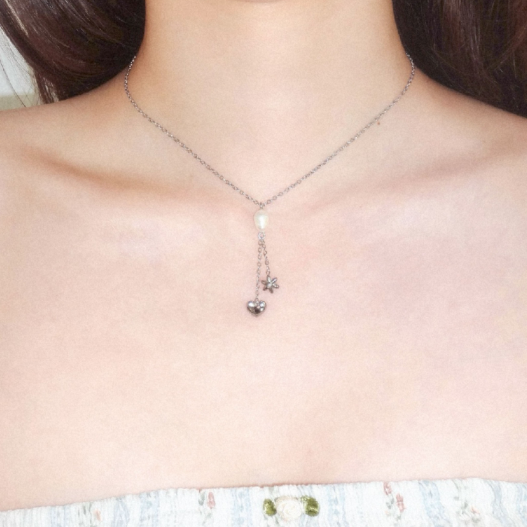 nice try studio - Lilies Love Necklace สร้อยคอจี้ไข่มุกแท้ ดีเทลห้อยหัวใจและดอกไม้ กันน้ำ ไม่ลอก ไม่ดำ