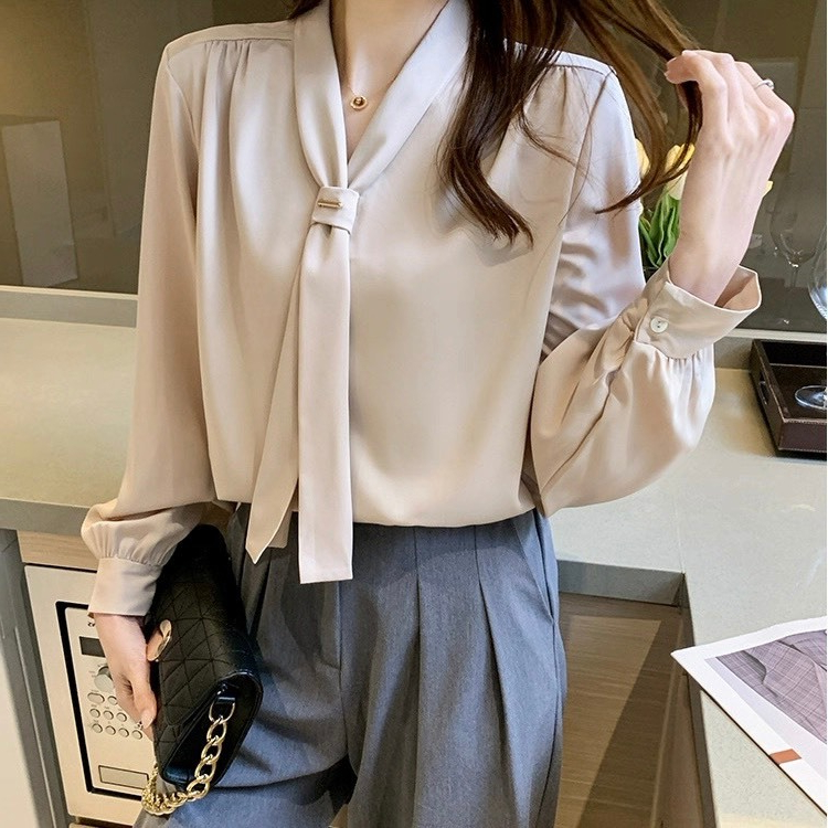เสื้อทำงานผู้หญิงแขนยาว เนื้อผ้าชีฟอง ออกแบบคอวีผูกโบว์ สไตล์เกาหลี New Collection 2026