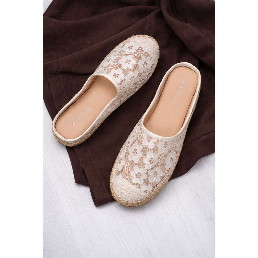 พร้อมส่ง KK670581 รองเท้าเปิดส้น  รองเท้าแตะเปิดส้น ลูกไม้ งานปัก