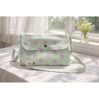 กระเป๋าผ้าแคนวาสสะพายข้างขนาดเล็ก ทรง Crossbody bag แบรนด์ M…