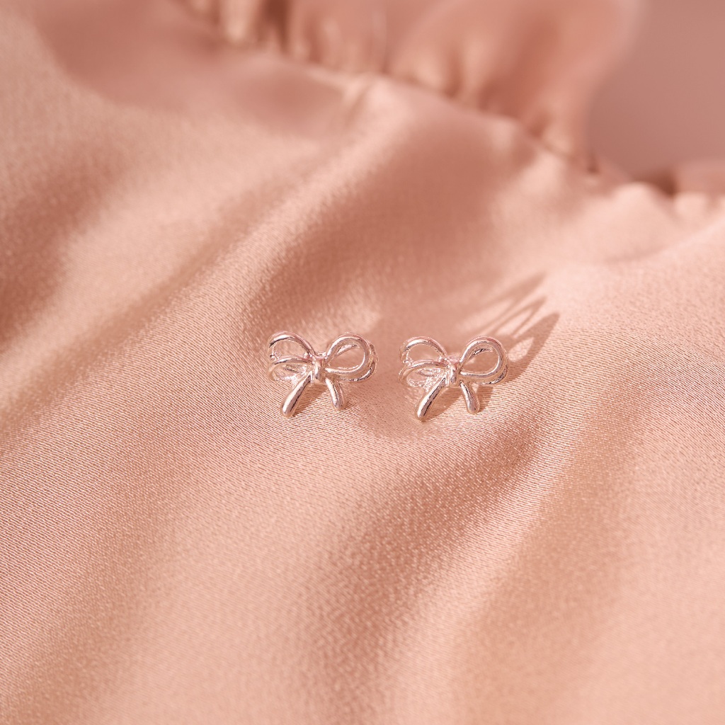 earika.earrings - Twinnie Bow ต่างหูโบว์ซ้อนเส้นเรียบๆ วัสดุก้านเงินชุบทองคำขาว เหมาะสำหรับคนแพ้ง่าย