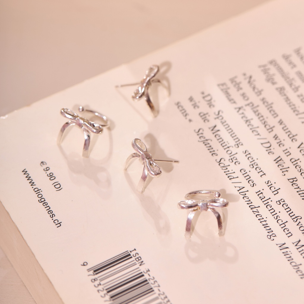 earika.earrings - Classic Bowtie Stud & Cuff ต่างหูโบว์เรียบแป้นและหนีบ วัสดุก้านเงินชุบทองคำขาว เหมาะสำหรับคนแพ้ง่าย