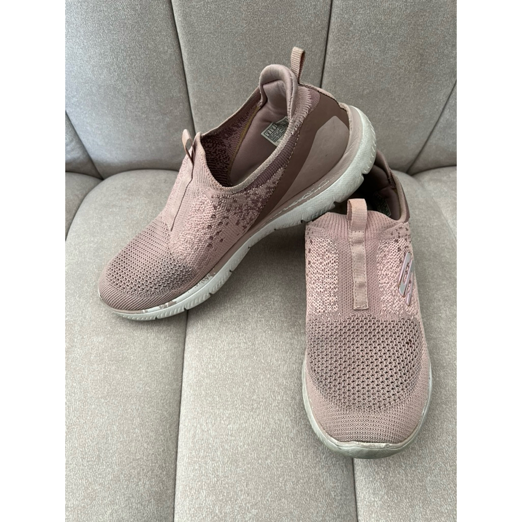 รองเท้า slip on Skecher size EU 38 ส่งต่อ นุ่มเบาสบาย ใส่ได้ปกติ