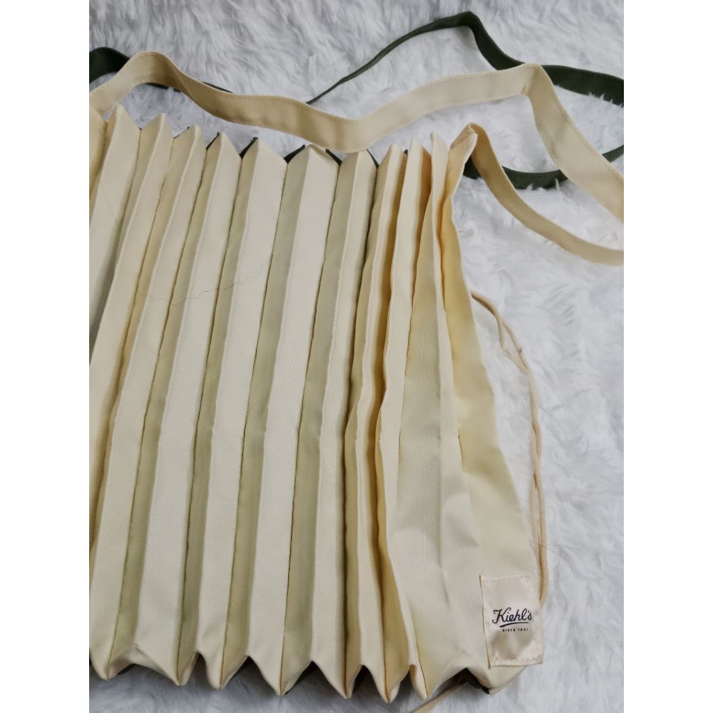 Kiehl's Pleats Bag กระเป๋าทรงพลีทจาก Kiehl's สีทูโทน (เขียว-ครีม) (New) 💚🤍