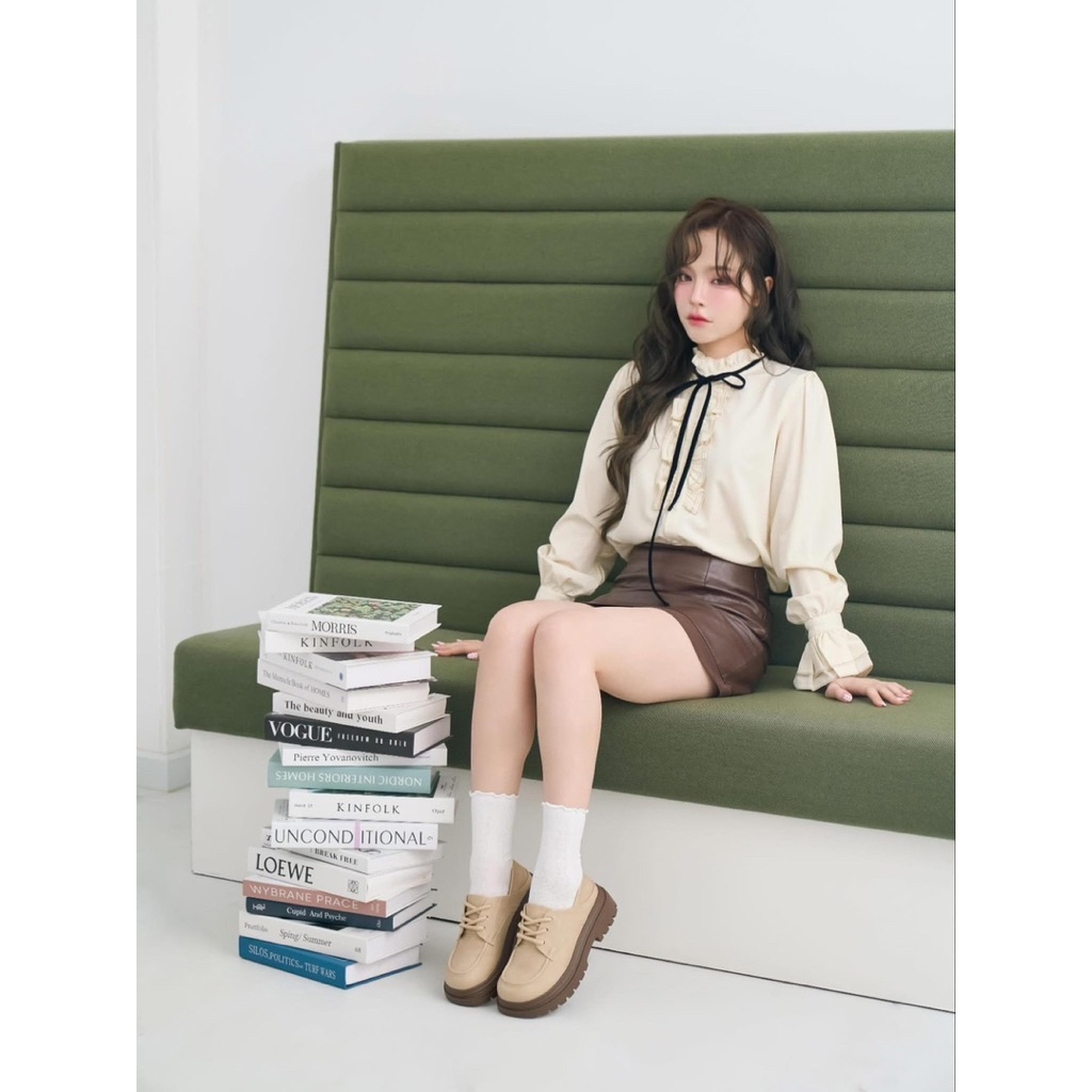 CC : รองเท้า โลฟเฟอร์ Lofer หัวมน ส้นเตี้ย ผูกเชือก ลุคคุณหนู นักเรียนนอก คลาสสิค แมทกับ เสื้อครอป ก