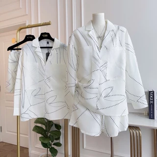 (พร้อมส่ง)ชุดเซ็ต(เสื้อ+กางเกง )ผ้า Cotton Twill สีขาว ดีไซน์ลายกราฟฟิกให้ความมินิมอล เสื้อทรงคอปก (Black Dot Set)